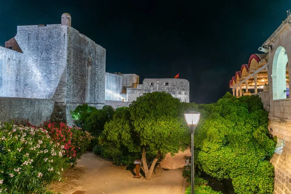 Hırvat kasabası Dubrovnik 'in güçlendirilmesinin gece manzarası