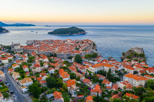 Hırvat kasabası Dubrovnik ve Lovrijenac kalesinin gündoğumu manzarası