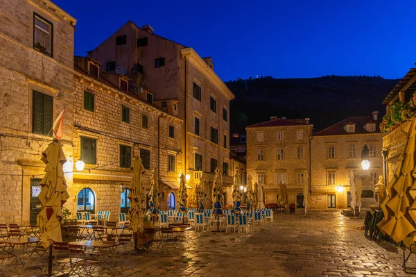 Hırvatistan 'ın Dubrovnik kentinin tarihi merkezinde dar bir caddenin gece manzarası