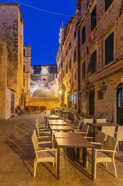 Hırvatistan Dubrovnik Kentinin Tarihi Merkezinde Dar Bir Caddenin Gece Manzarası — Stok fotoğraf