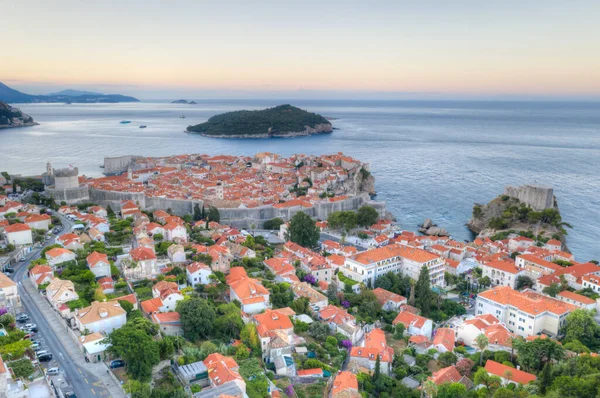 Hırvat kasabası Dubrovnik ve Lovrijenac kalesinin gündoğumu manzarası