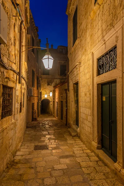 Hırvatistan 'ın Dubrovnik kentinin tarihi merkezinde dar bir caddenin gece manzarası