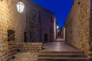 Hırvatistan 'ın Dubrovnik kentinin tarihi merkezinde dar bir caddenin gece manzarası