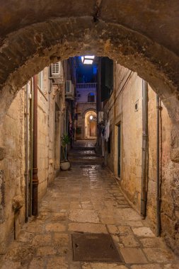 Hırvatistan 'ın Dubrovnik kentinin tarihi merkezinde dar bir caddenin gece manzarası