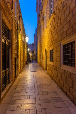 Hırvatistan 'ın Dubrovnik kentinin tarihi merkezinde dar bir caddenin gece manzarası