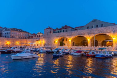 Hırvatistan 'ın eski Dubrovnik limanında demirleyen teknelerin gündoğumu manzarası