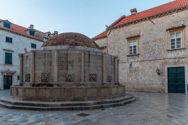 Hırvatistan 'ın Dubrovnik kentindeki Onofrio çeşmesinin gündoğumu manzarası