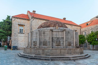 Hırvatistan 'ın Dubrovnik kentindeki Onofrio çeşmesinin gündoğumu manzarası