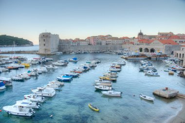 Hırvatistan 'ın eski Dubrovnik limanında demirleyen teknelerin gündoğumu manzarası