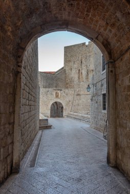 Hırvat kasabası Dubrovnik 'in güçlendirilmesinin gün doğumu manzarası