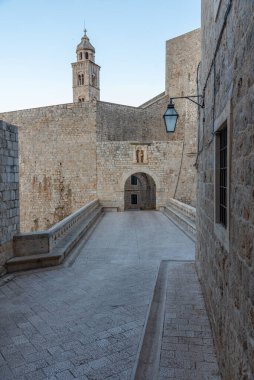 Hırvat kasabası Dubrovnik 'in güçlendirilmesinin gün doğumu manzarası