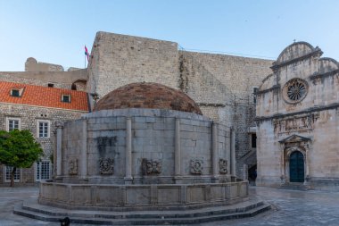 Hırvatistan 'ın Dubrovnik kentindeki Onofrio çeşmesinin gündoğumu manzarası