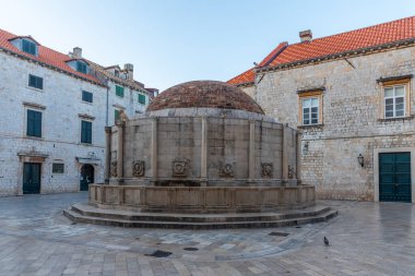 Hırvatistan 'ın Dubrovnik kentindeki Onofrio çeşmesinin gündoğumu manzarası