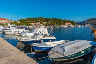 Hırvatistan 'ın Dubrovnik kentindeki yat limanı ve feribot limanı manzarası