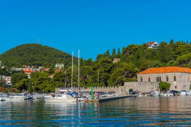 Hırvatistan 'ın Dubrovnik kentindeki yat limanı ve feribot limanı manzarası