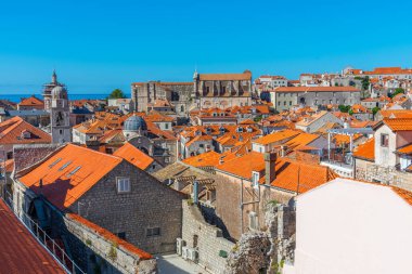 Hırvatistan 'ın eski Dubrovnik kentinin kırmızı çatılarının havadan manzarası