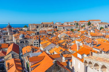 Hırvatistan 'ın eski Dubrovnik kentinin kırmızı çatılarının havadan manzarası