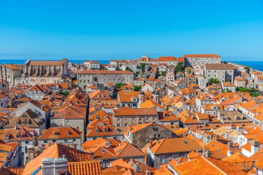 Hırvatistan 'ın eski Dubrovnik kentinin kırmızı çatılarının havadan manzarası