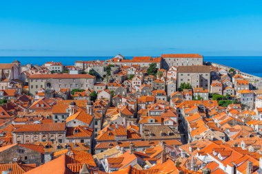 Hırvatistan 'ın eski Dubrovnik kentinin kırmızı çatılarının havadan manzarası