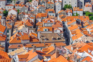 Hırvatistan 'ın eski Dubrovnik kentinin kırmızı çatılarının havadan manzarası