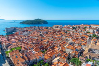 Hırvatistan 'ın eski Dubrovnik ve Lokrum adalarının kırmızı çatılarının havadan manzarası
