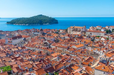 Hırvatistan 'ın eski Dubrovnik ve Lokrum adalarının kırmızı çatılarının havadan manzarası