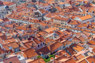 Hırvatistan 'ın eski Dubrovnik kentinin kırmızı çatılarının havadan manzarası