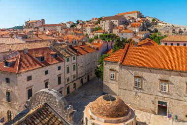 Hırvatistan 'ın eski Dubrovnik kentinin kırmızı çatılarının havadan manzarası