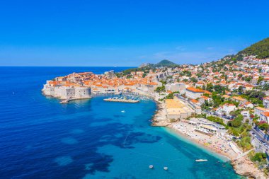 Hırvatistan 'da bir plajın arkasındaki Dubrovnik' in hava manzarası