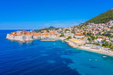 Hırvatistan 'da bir plajın arkasındaki Dubrovnik' in hava manzarası