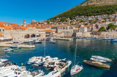 Hırvatistan 'ın eski Dubrovnik limanında kayıklar demirliyor