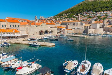 Hırvatistan 'ın eski Dubrovnik limanında kayıklar demirliyor