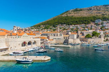 Hırvatistan 'ın eski Dubrovnik limanında kayıklar demirliyor