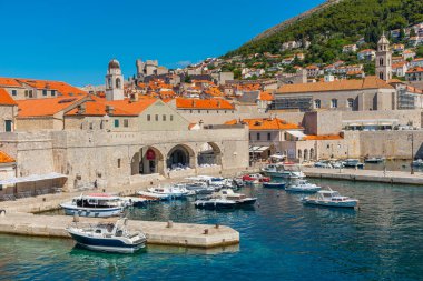 Hırvatistan 'ın eski Dubrovnik limanında kayıklar demirliyor