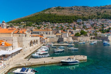 Hırvatistan 'ın eski Dubrovnik limanında kayıklar demirliyor