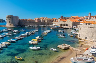 Hırvatistan 'ın eski Dubrovnik limanında kayıklar demirliyor