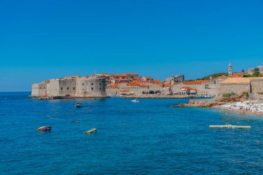Hırvatistan 'da bir plajın arkasındaki Dubrovnik' in hava manzarası