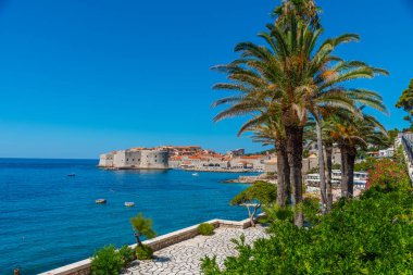 Hırvatistan 'da bir plajın arkasındaki Dubrovnik' in hava manzarası