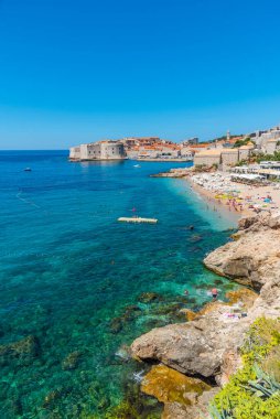 Hırvatistan 'da bir plajın arkasındaki Dubrovnik' in hava manzarası