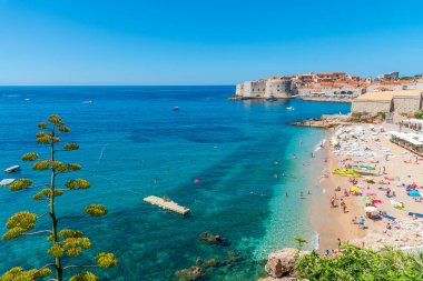 Hırvatistan 'da bir plajın arkasındaki Dubrovnik' in hava manzarası