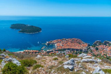 Hırvat kasabası Dubrovnik ve Lokrum adasının hava manzarası