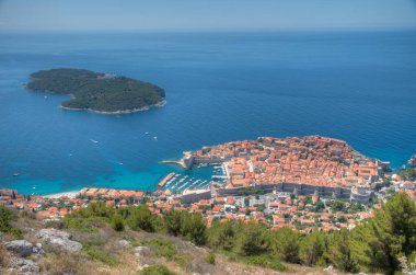 Hırvat kasabası Dubrovnik ve Lokrum adasının hava manzarası
