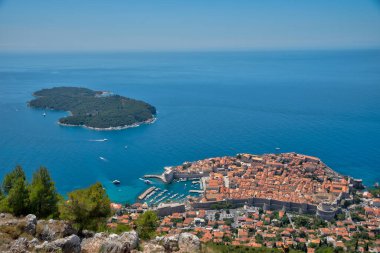 Hırvat kasabası Dubrovnik ve Lokrum adasının hava manzarası