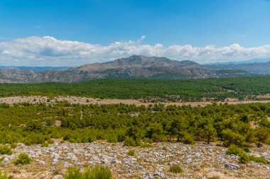 Dağ sırası, Dubrovnik yakınlarında Hırvatistan ile Bosna-Hersek arasında doğal bir sınır oluşturuyor