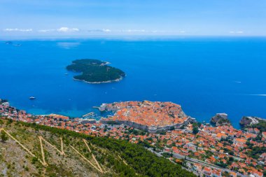 Hırvat kasabası Dubrovnik ve Lokrum adasının hava manzarası