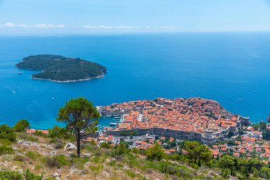 Hırvat kasabası Dubrovnik ve Lokrum adasının hava manzarası