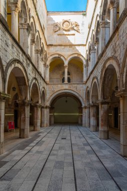 Hırvatistan 'ın Dubrovnik kentindeki Sponza sarayının iç avlusu
