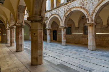 Hırvatistan 'ın Dubrovnik kentindeki Sponza sarayının iç avlusu