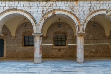 Hırvatistan 'ın Dubrovnik kentindeki Sponza sarayının iç avlusu
