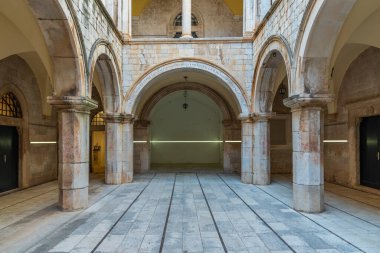 Hırvatistan 'ın Dubrovnik kentindeki Sponza sarayının iç avlusu